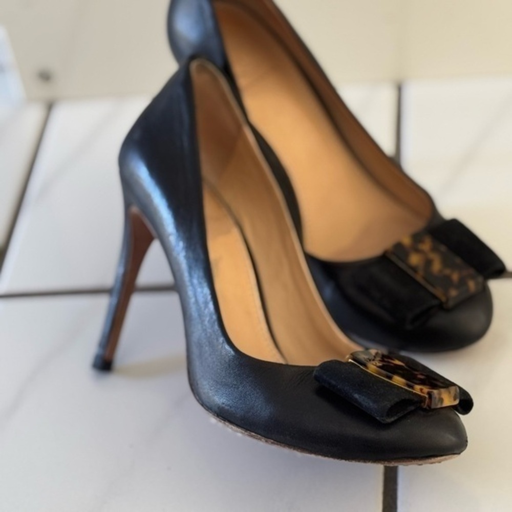 Elegant Black Leather Heels with Tortoise Bow Tory Burch